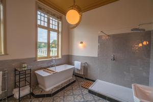 贝德福德Albero Bedrooms的带浴缸和盥洗盆的浴室