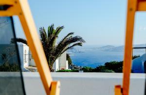 图罗斯阿迪西洛度假屋的阳台享有海景。