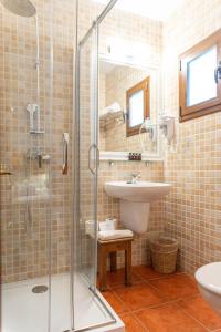 圣安东尼奥托雷伊维萨内格雷旅馆的一间带玻璃淋浴和水槽的浴室