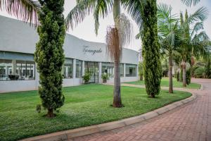 卢萨卡Twangale Resort & Spa的一座棕榈树建筑