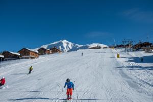 RosswaldChalet Seviann的一群人沿着雪覆盖的斜坡滑雪