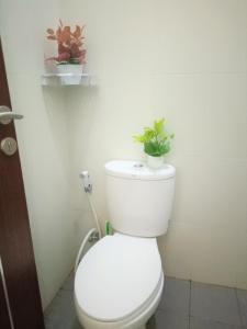 Alysahouse - 2 Bedrooms, Dekat JTP3的一间浴室