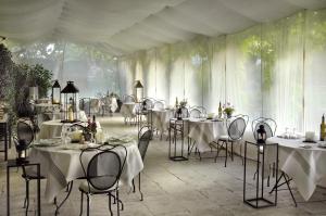 乐萨姆布克Le Mas de Peint - Teritoria的配有桌椅和白色桌布的房间