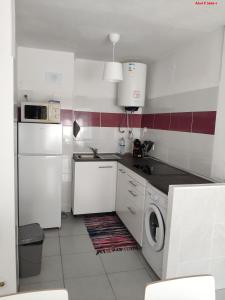 奎特里拉Alsol C 5365-1的厨房配有白色家电、洗衣机和烘干机