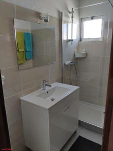 奎特里拉Alsol C 5365-1的浴室配有盥洗盆、镜子和浴缸