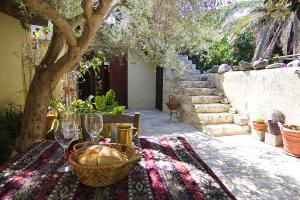 尼科西亚Avli-the courtyard的一张桌子,上面有一篮酒杯和一棵树