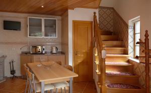 萨布盖鲁Abrigo da Montanha - Alojamento Familiar的一间厨房,内设桌子和楼梯