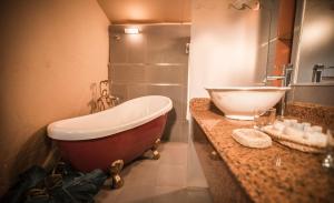 维加伊托维查伊托简易别墅及小茅屋的带浴缸和盥洗盆的浴室
