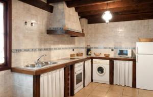 CillamayorCasa Rural La Panera的厨房配有水槽和洗衣机
