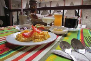 拉塔昆加Golden Rest Ecuador的桌子上放着一盘食物的桌子