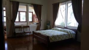 南海Bunga Ayu Seaside Resort的一间设有床铺的卧室,位于带窗户的房间内