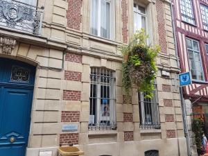 鲁昂Centre historique l'authentique Saint Nicolas ou le bourdon de la Cathédrale的蓝色门窗的砖砌建筑