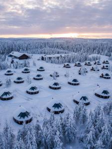 列维Northern Lights Village Levi的雪地中度假村的空中景观