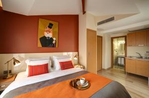 伊斯坦布尔The Fox Hotel的一间卧室配有一张带橙色墙壁的大床