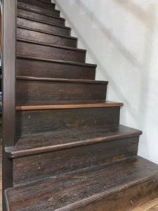TonaraAntica Potecarìa的一套带木楼梯的楼梯
