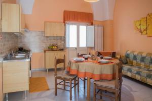 Montesano SalentinoLa Corte Antica的厨房配有桌椅和水槽
