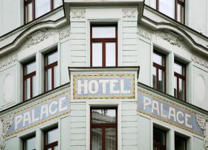布拉格新艺术风格宫殿酒店的建筑一侧的酒店标志