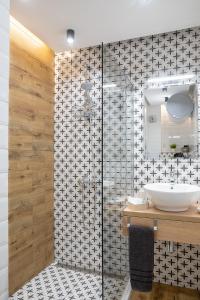布尔加斯Joy Apartment Burgas center private parking的一间带水槽和淋浴的浴室