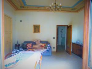 蒙卡尔沃Soffitto Dipinto的客厅配有沙发和桌子
