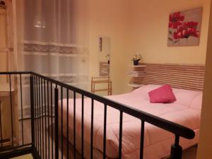 巴尼奥雷焦Bella Civita的一间卧室配有一张带粉红色枕头的床