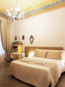 都灵Il Sogno Torino Guesthouse的一间卧室配有一张带吊灯的大床