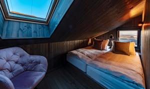 霍尔斯沃德吕尔Seljalandsfoss Horizons的一间卧室设有两张床和窗户。
