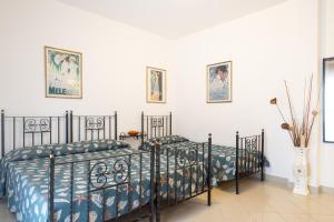 利尼亚诺萨比亚多罗阿尔皮别墅 的白色墙壁客房中的两张单人床
