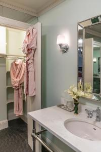 庞恰特雷恩湖圣查尔斯大街酒店的一间浴室