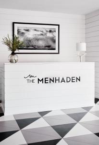 格林波特The Menhaden Hotel的白色的墙,上面有读经的标语