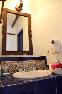 La LomaHotel Costa Linda Beach的一间带水槽和镜子的浴室