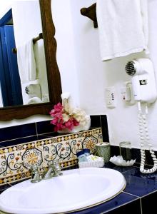 La LomaHotel Costa Linda Beach的一间带水槽和镜子的浴室