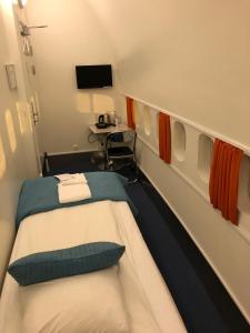 阿兰达斯德哥尔摩STF加姆博住宿旅舍的小房间,在飞机上设有床