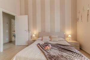 特尔尼La Casa Rosa的一间卧室配有一张带毯子和两盏灯的床。