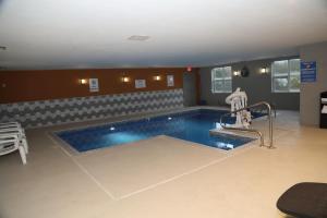 蒙哥马利La Quinta by Wyndham Montgomery的大型客房的大型游泳池
