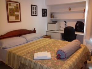 累西腓AMPLA e CONFORTÁVEL SUITE - BAIRRO DO ESPINHEIRO - RECIFE的一间卧室配有一张床,上面有一本书