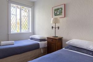 朗塞斯顿海布里公寓式酒店的一间卧室设有两张床、一个窗口和一盏灯。