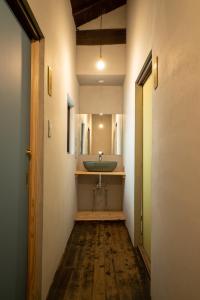 甲府ゑびすや的一间带水槽和镜子的浴室