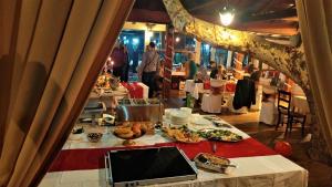 萨拉热窝潘申河酒店的餐厅的餐桌上放着食物
