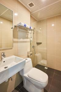 新加坡ibis budget Singapore Emerald的浴室配有卫生间、盥洗盆和淋浴。