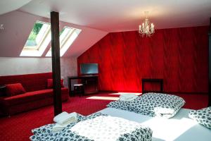 锡吉什瓦拉Am Goldberg的一间卧室设有两张床和红色的墙壁