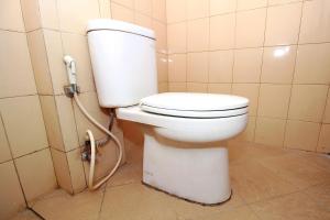 Super OYO 1678 Jati Exclusive Homestay的一间浴室