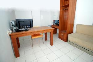 明古鲁省Super OYO 1678 Jati Exclusive Homestay的客房设有一张桌子、一台电脑和一把椅子