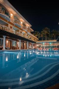 长滩岛长滩岛华文酒店的夜间设有游泳池的酒店
