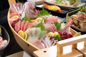 别府Yasuraginoyado Yufu的包括不同种类寿司的食品托盘