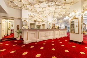 锡比乌一帕特洛酒店的酒店大堂铺有红地毯,配有梳妆台