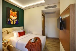 伊斯坦布尔The Fox Hotel的卧室配有一张床,并画着一只猫