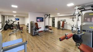 斯塔罗塞尔Wine & Spa Complex Starosel的健身房设有数台跑步机和机器