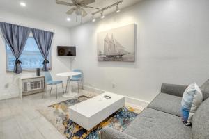 迈阿密海滩Ocean Drive Apartments的客厅配有沙发和桌子