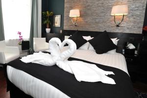 特维德上游的贝里克金斯阿姆兹酒店的两个天鹅坐在床上