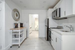 迈阿密海滩Ocean Drive Apartments的白色的厨房配有水槽和冰箱